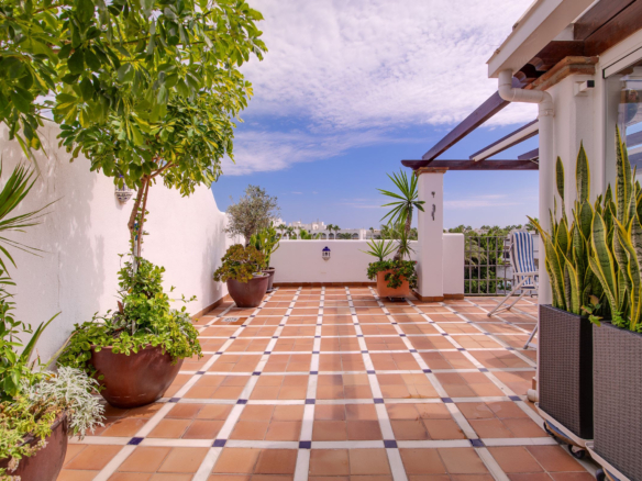 Puerto Banus – 2B Penthouse -Large Terrace – Walk to Beach