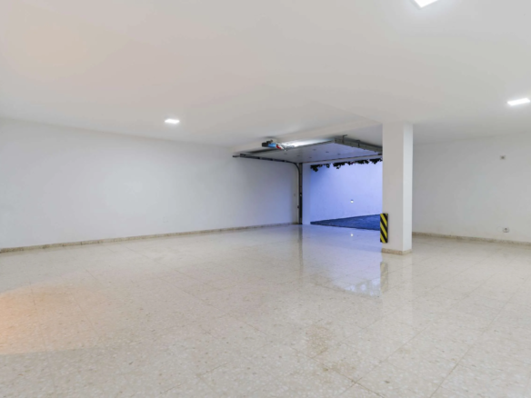 For Sale -Nueva Andalucia – Modern 5B Villa – Central – Turnkey