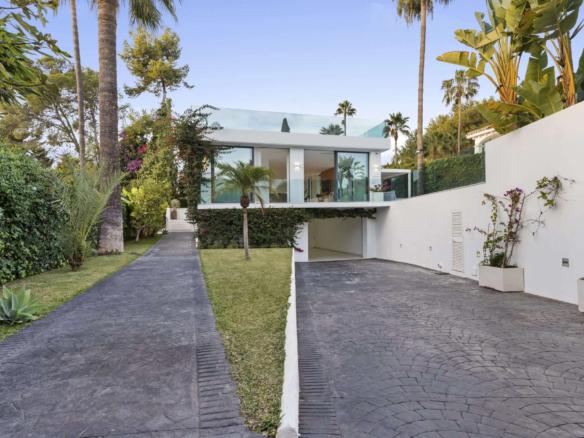 For Sale -Nueva Andalucia – Modern 5B Villa – Central – Turnkey