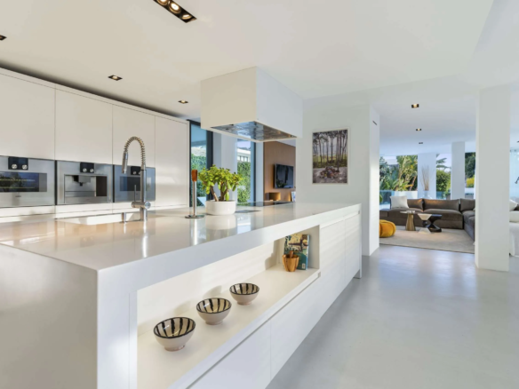 For Sale -Nueva Andalucia – Modern 5B Villa – Central – Turnkey
