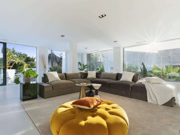 For Sale -Nueva Andalucia – Modern 5B Villa – Central – Turnkey