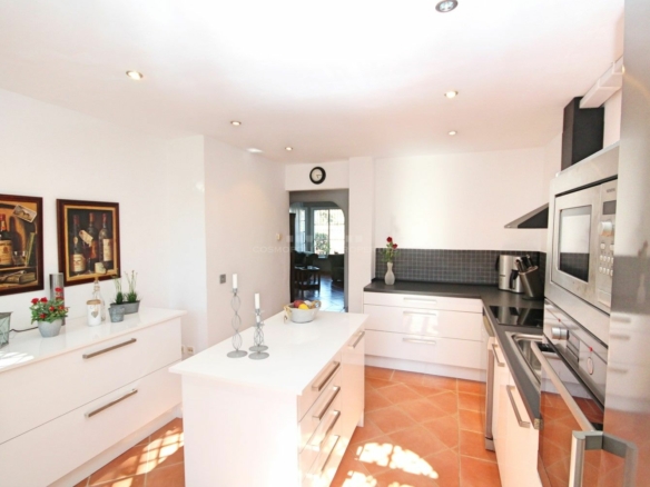 FOR SALE 🏡 CHARMING TOWNHOUSE ON THE FIRST LINE OF GOLF WITH SPECTACULAR VIEWS IN NUEVA ANDALUCÍA, MARBELLA 🌅