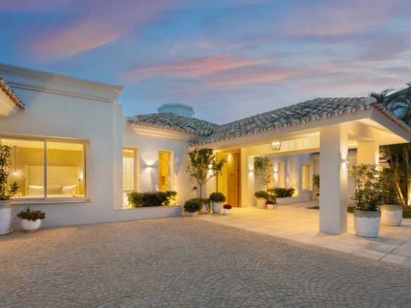 SOLD: Exclusive Retreat in La Cerquilla, Nueva Andalucia 🌅🏡🌺 Sea Views – Turnkey