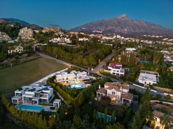 Nueva Andalucia – Modern 5B Villa -Turnkey
