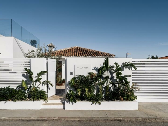 🏡 For Sale | Renovated Scandinavian Style Villa in Puerto Banús, Marbella 🌴