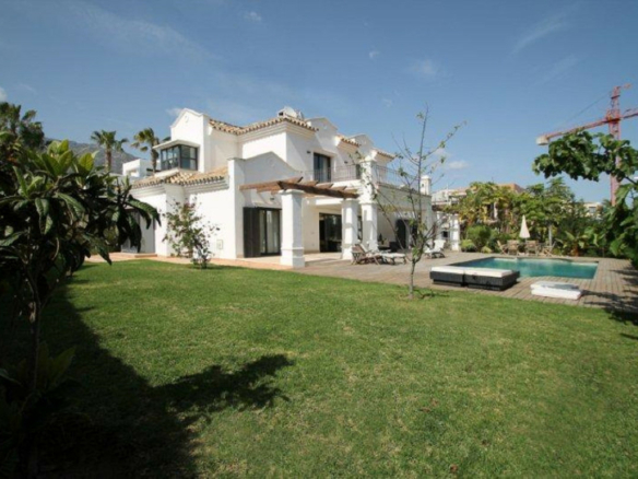 For  Rent 🏡 Luxurious  5B Villa on The Golden Mile 🏡  Gated – Near Beach