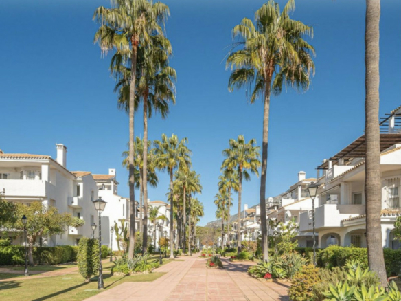 🏡 BEAUTIFULLY REFURBISHED 3-BED, 2-BATH GROUND FLOOR APARTMENT IN LOS NARANJOS, NUEVA ANDALUCÍA 🌅