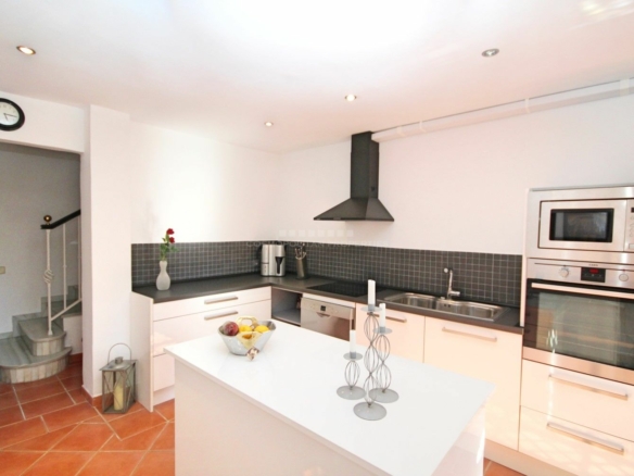 FOR SALE 🏡 CHARMING TOWNHOUSE ON THE FIRST LINE OF GOLF WITH SPECTACULAR VIEWS IN NUEVA ANDALUCÍA, MARBELLA 🌅