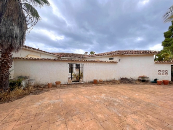 🏡 Exceptional Villa Renovation Opportunity in  Marbella