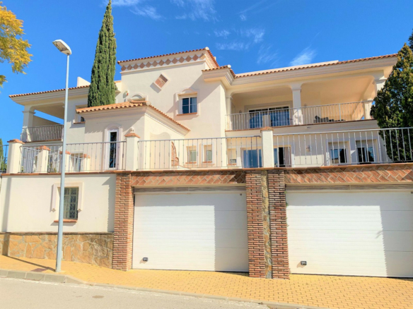 For rent 7-Bedroom Villa with  Views in Benahavís