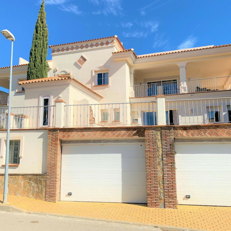 For rent 7-Bedroom Villa with  Views in Benahavís