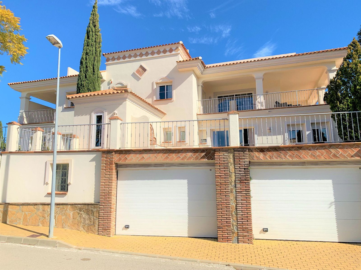 For rent 7-Bedroom Villa with  Views in Benahavís
