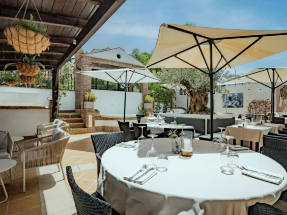 Nueva Andalucía – Villa / Restaurant incl. 5 Apts – Central