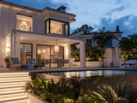 🏡 For Sale | Renovated Scandinavian Style Villa in Puerto Banús, Marbella 🌴