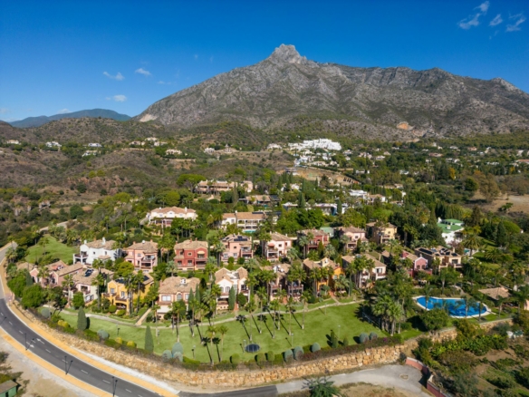 Turnkey 5-Bedroom Mediterranean House on Marbella’s Golden Mile: A Luxurious Retreat