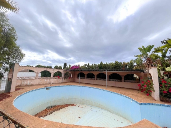 🏡 Exceptional Villa Renovation Opportunity in  Marbella