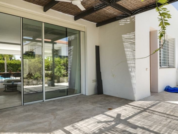 🌟 For Sale: Contemporary Style Villa Near Casasola Beach! 🏡🌊