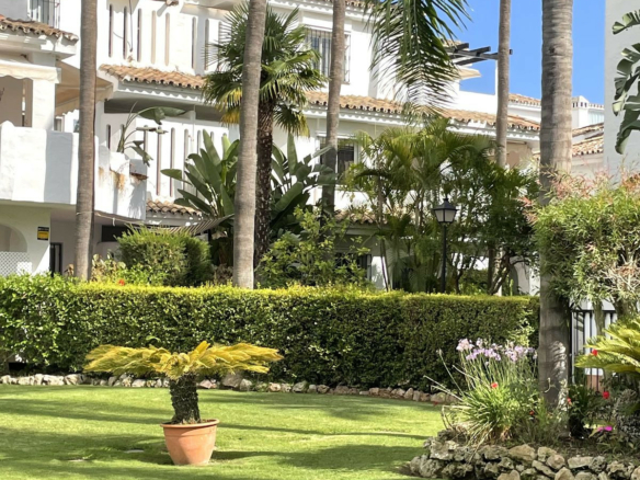 🏡 BEAUTIFULLY REFURBISHED 3-BED, 2-BATH GROUND FLOOR APARTMENT IN LOS NARANJOS, NUEVA ANDALUCÍA 🌅