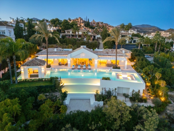 SOLD: Exclusive Retreat in La Cerquilla, Nueva Andalucia 🌅🏡🌺 Sea Views – Turnkey