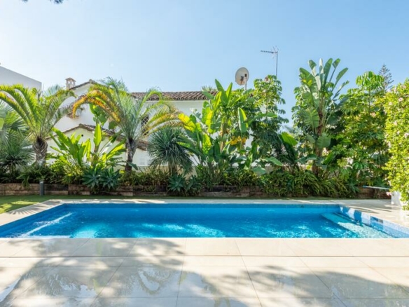 🌟 For Sale: Contemporary Beachside Villa on the Golden Mile! 🏡🌊
