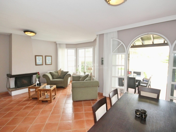 FOR SALE 🏡 CHARMING TOWNHOUSE ON THE FIRST LINE OF GOLF WITH SPECTACULAR VIEWS IN NUEVA ANDALUCÍA, MARBELLA 🌅