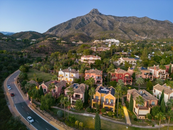Turnkey 5-Bedroom Mediterranean House on Marbella’s Golden Mile: A Luxurious Retreat