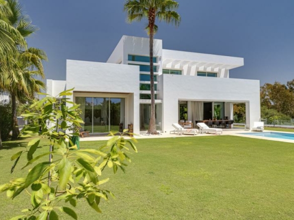 🌟 For Sale: Contemporary Style Villa Near Casasola Beach! 🏡🌊