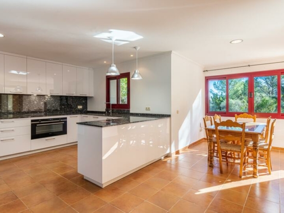 For Sale – Golden Mile – 5 Bed Mansion 🏡 – Beautiful Area 🌳 – Near Facilities 🏙️