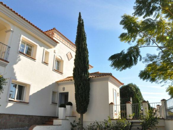 For rent 7-Bedroom Villa with  Views in Benahavís