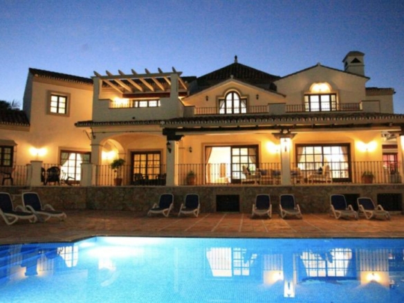 Andalusian style 8B  villa for sale in Los Flamingos, Benahavis.