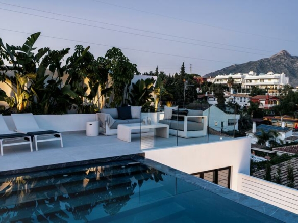 🏡 For Sale | Renovated Scandinavian Style Villa in Puerto Banús, Marbella 🌴
