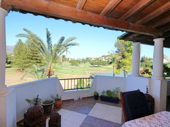 FOR SALE 🏡 CHARMING TOWNHOUSE ON THE FIRST LINE OF GOLF WITH SPECTACULAR VIEWS IN NUEVA ANDALUCÍA, MARBELLA 🌅