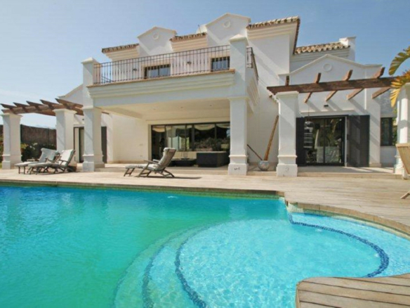 For  Rent 🏡 Luxurious  5B Villa on The Golden Mile 🏡  Gated – Near Beach