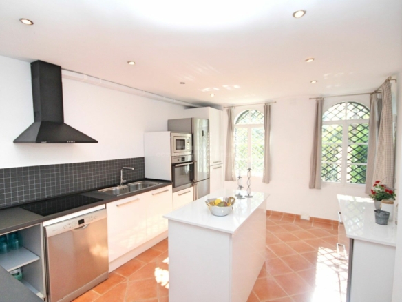 FOR SALE 🏡 CHARMING TOWNHOUSE ON THE FIRST LINE OF GOLF WITH SPECTACULAR VIEWS IN NUEVA ANDALUCÍA, MARBELLA 🌅