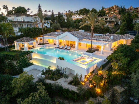 SOLD: Exclusive Retreat in La Cerquilla, Nueva Andalucia 🌅🏡🌺 Sea Views – Turnkey