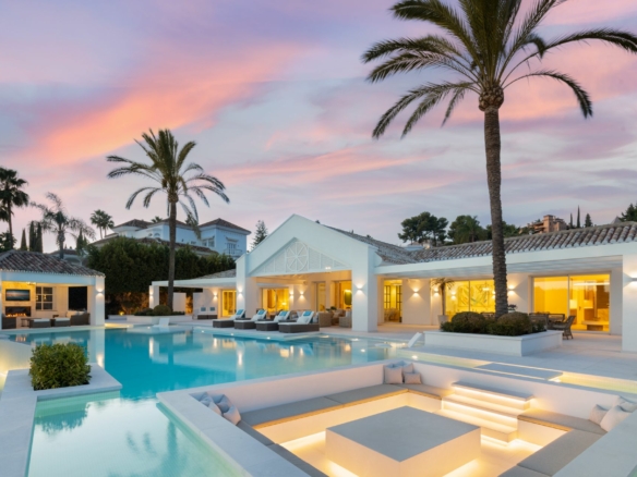 SOLD: Exclusive Retreat in La Cerquilla, Nueva Andalucia 🌅🏡🌺 Sea Views – Turnkey