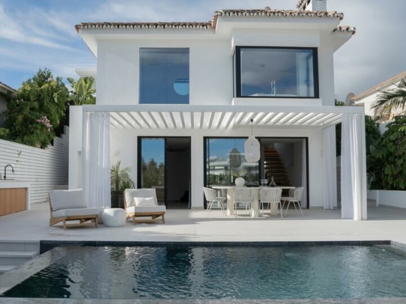 🏡 For Sale | Renovated Scandinavian Style Villa in Puerto Banús, Marbella 🌴