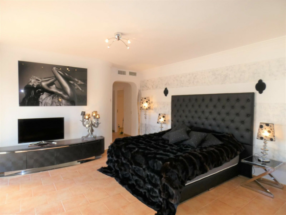 For rent 7-Bedroom Villa with  Views in Benahavís