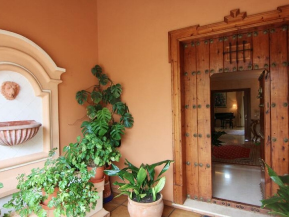 For Sale – Golden Mile – 5 Bed Mansion 🏡 – Beautiful Area 🌳 – Near Facilities 🏙️