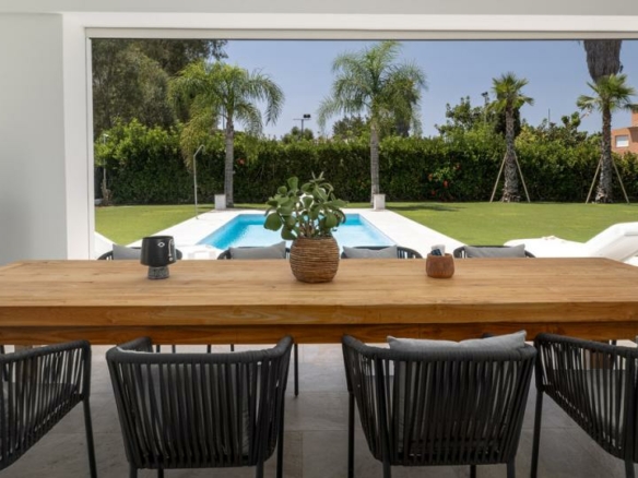 🌟 For Sale: Contemporary Style Villa Near Casasola Beach! 🏡🌊