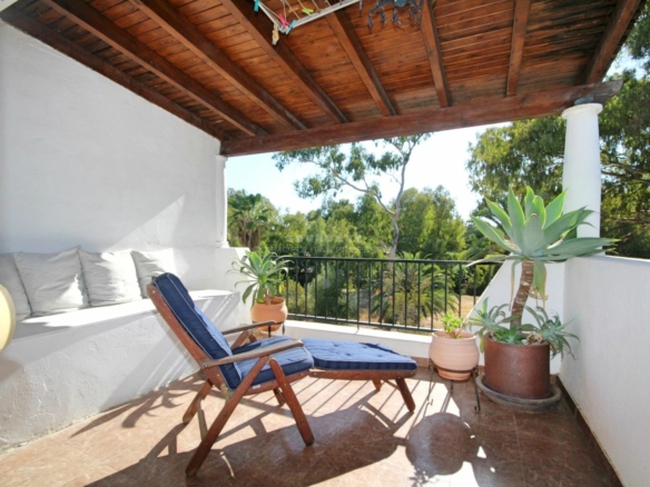FOR SALE 🏡 CHARMING TOWNHOUSE ON THE FIRST LINE OF GOLF WITH SPECTACULAR VIEWS IN NUEVA ANDALUCÍA, MARBELLA 🌅