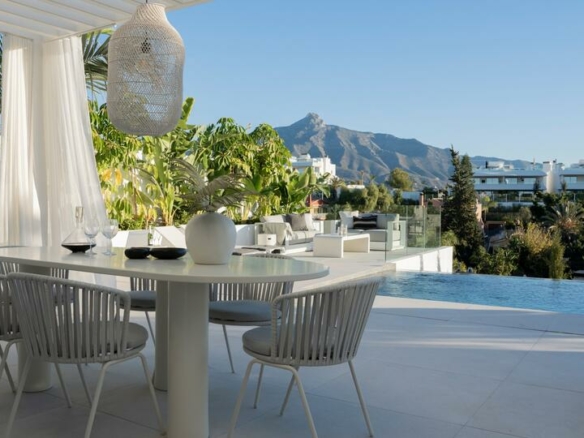 🏡 For Sale | Renovated Scandinavian Style Villa in Puerto Banús, Marbella 🌴