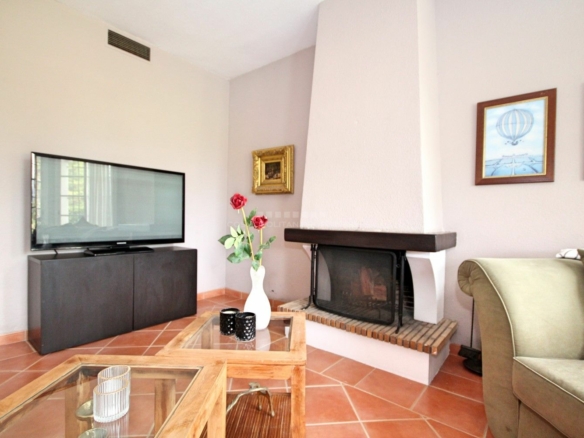 FOR SALE 🏡 CHARMING TOWNHOUSE ON THE FIRST LINE OF GOLF WITH SPECTACULAR VIEWS IN NUEVA ANDALUCÍA, MARBELLA 🌅