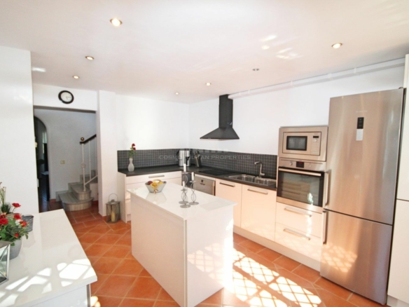 FOR SALE 🏡 CHARMING TOWNHOUSE ON THE FIRST LINE OF GOLF WITH SPECTACULAR VIEWS IN NUEVA ANDALUCÍA, MARBELLA 🌅