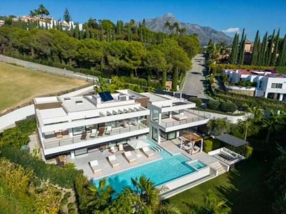 Nueva Andalucia – Modern 5B Villa -Turnkey