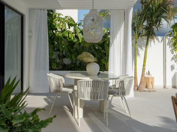 🏡 For Sale | Renovated Scandinavian Style Villa in Puerto Banús, Marbella 🌴