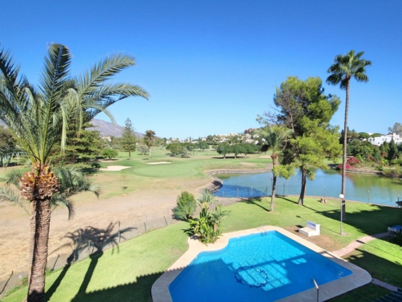 FOR SALE 🏡 CHARMING TOWNHOUSE ON THE FIRST LINE OF GOLF WITH SPECTACULAR VIEWS IN NUEVA ANDALUCÍA, MARBELLA 🌅