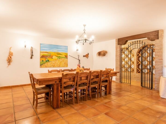 For Sale – Golden Mile – 5 Bed Mansion 🏡 – Beautiful Area 🌳 – Near Facilities 🏙️