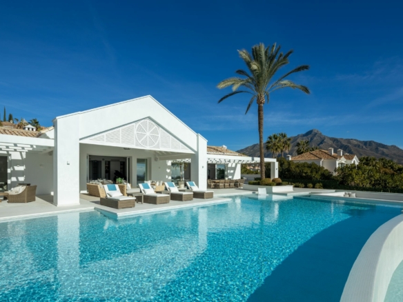 SOLD: Exclusive Retreat in La Cerquilla, Nueva Andalucia 🌅🏡🌺 Sea Views – Turnkey