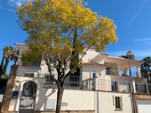 For rent 7-Bedroom Villa with  Views in Benahavís